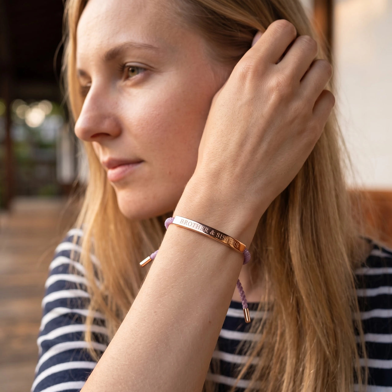 Bracelet violet — photo portée, geste du quotidien, or rose | SKU: lemauve-rg