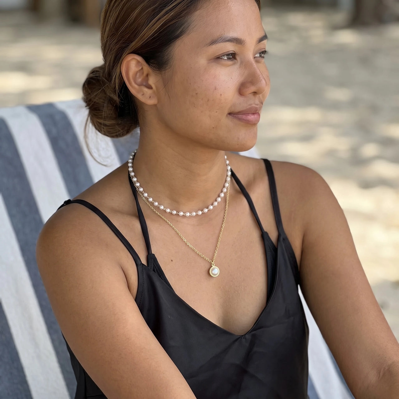 Collier perles — photo portée un jour de détente, or | SKU: lepure