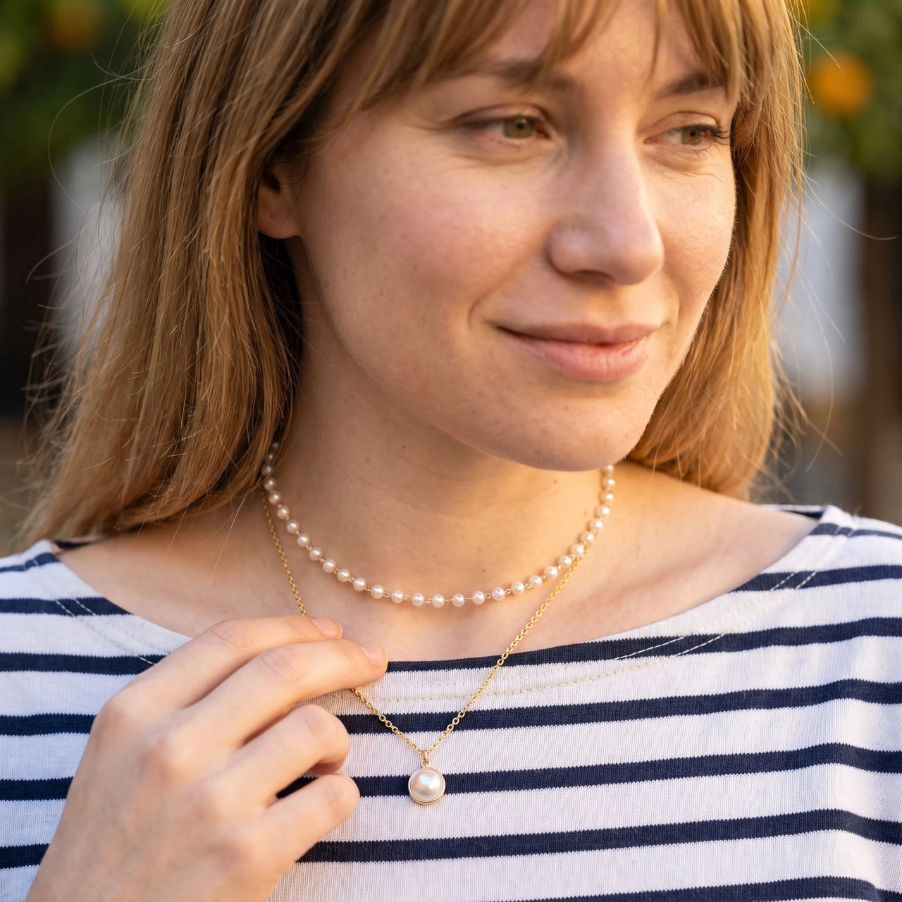 Collier pendentif perle — photo portée, geste du quotidien, or | SKU: lepure