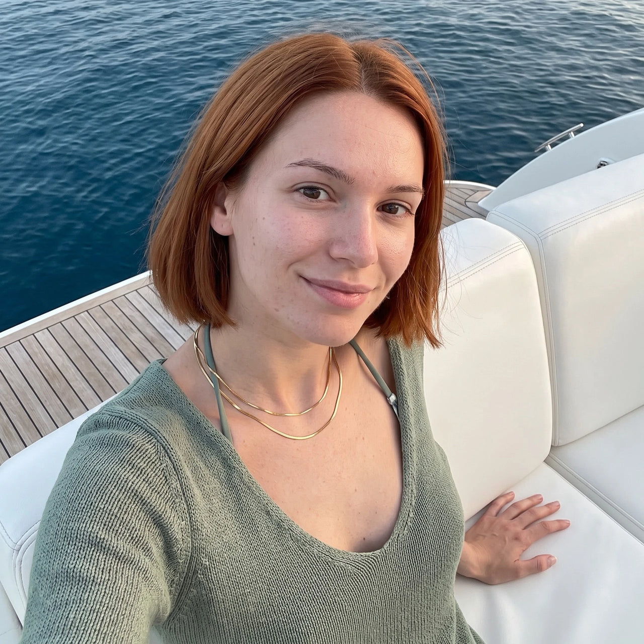 Collier doré femme — photo portée un jour de détente, or | SKU: lesimplenecklace