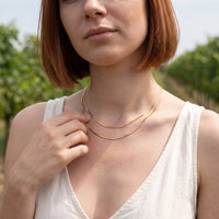 Thumbnail for Collier chaîne — photo portée, geste du quotidien, or | SKU: lesimplenecklace