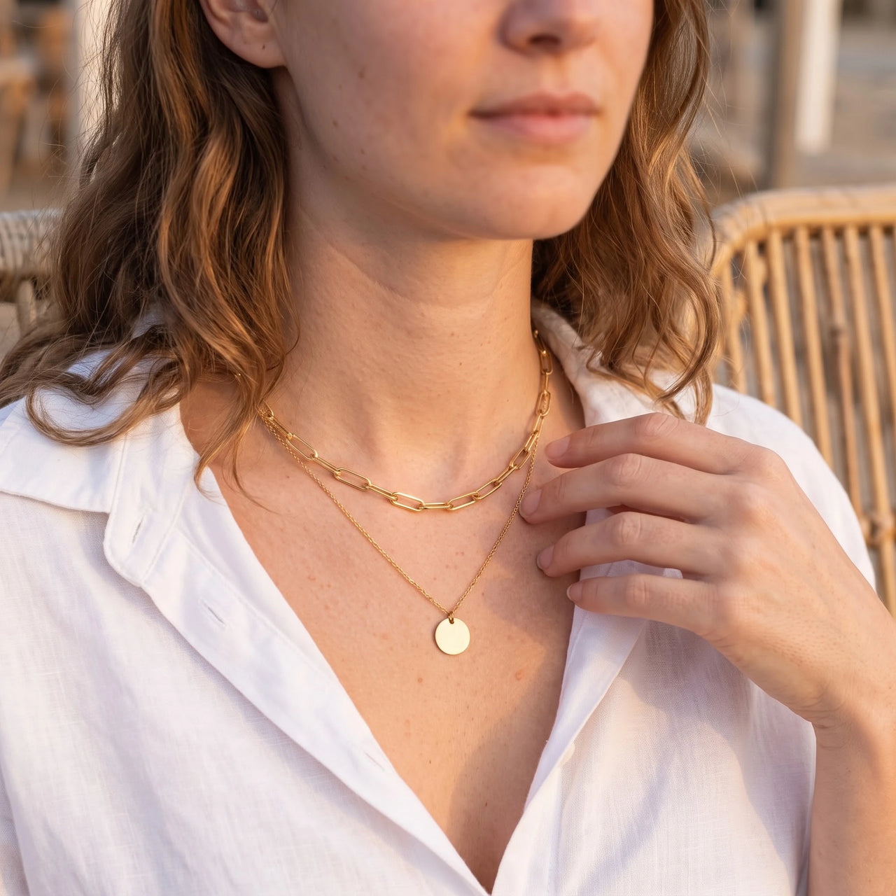 Collier pendentif femme — photo portée, geste du quotidien, or | SKU: le-tendance-g
