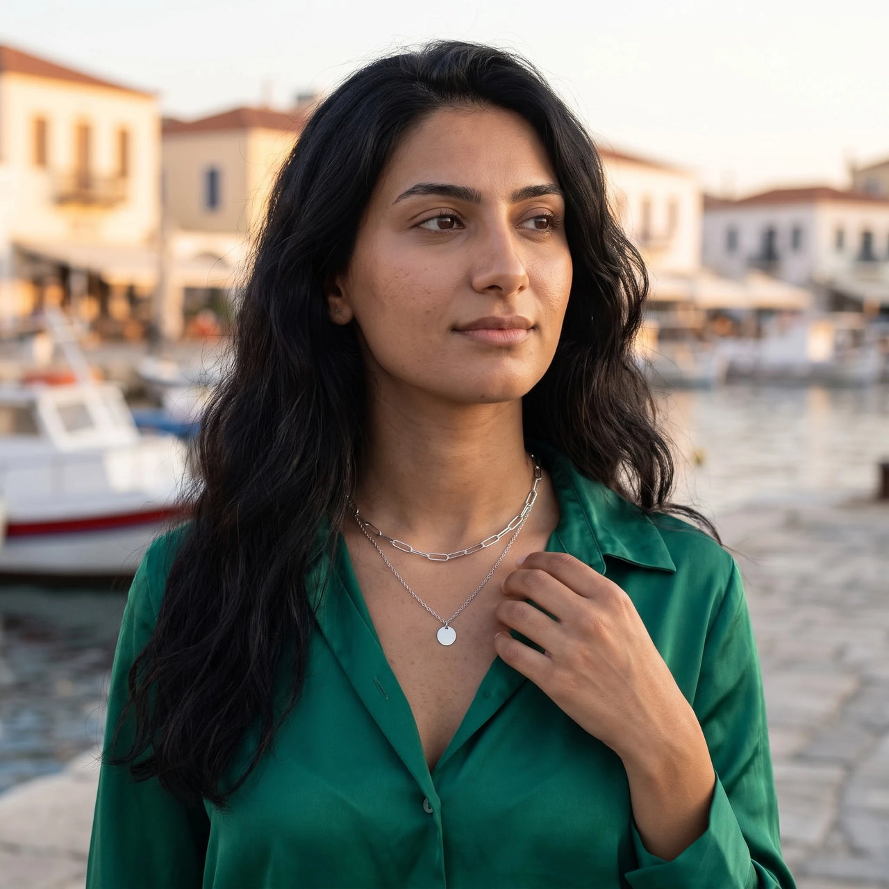 Collier double rang — photo portée, geste du quotidien, argent | SKU: le-tendance-wg