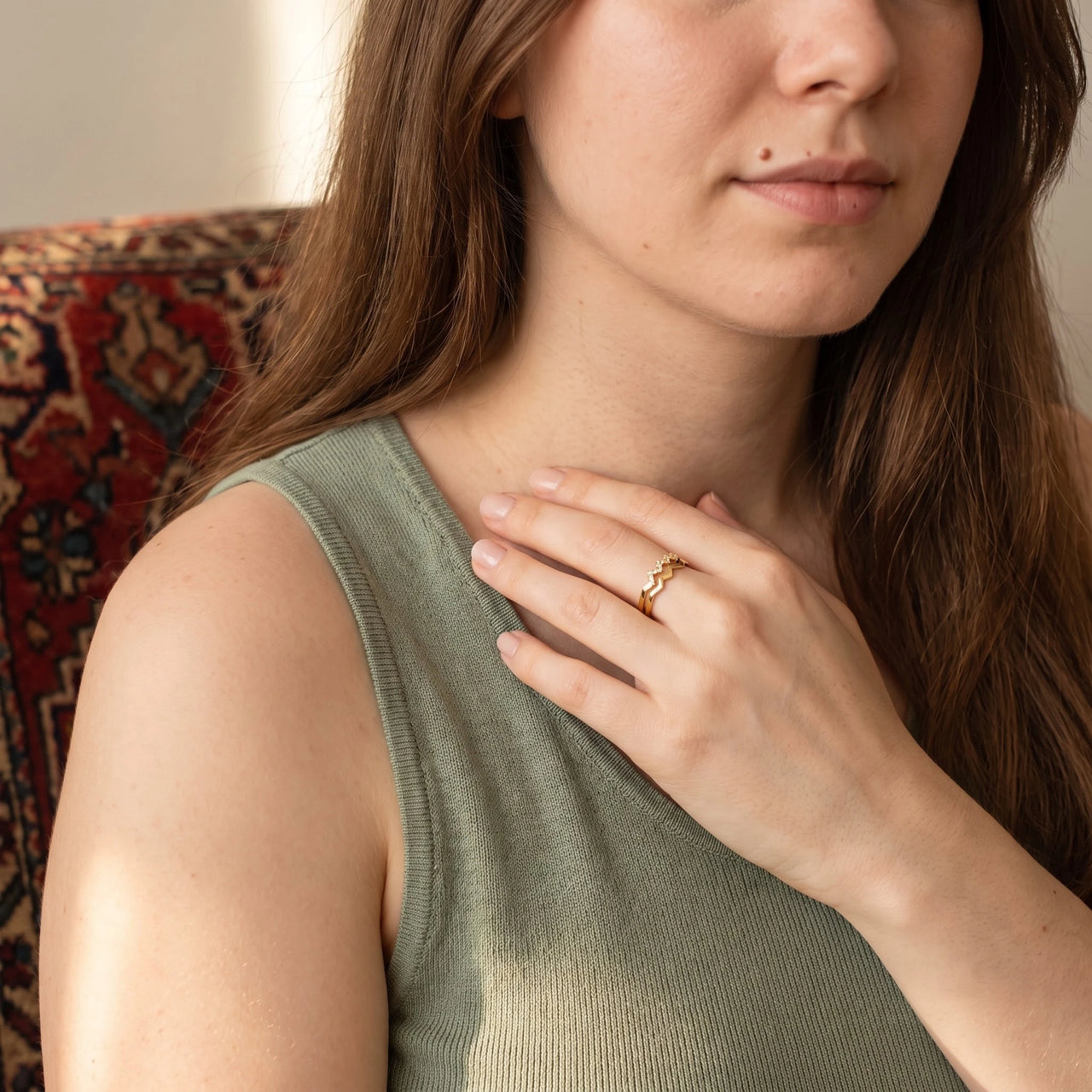 Bague ouverte — photo portée, geste du quotidien, or | SKU: lezigzag
