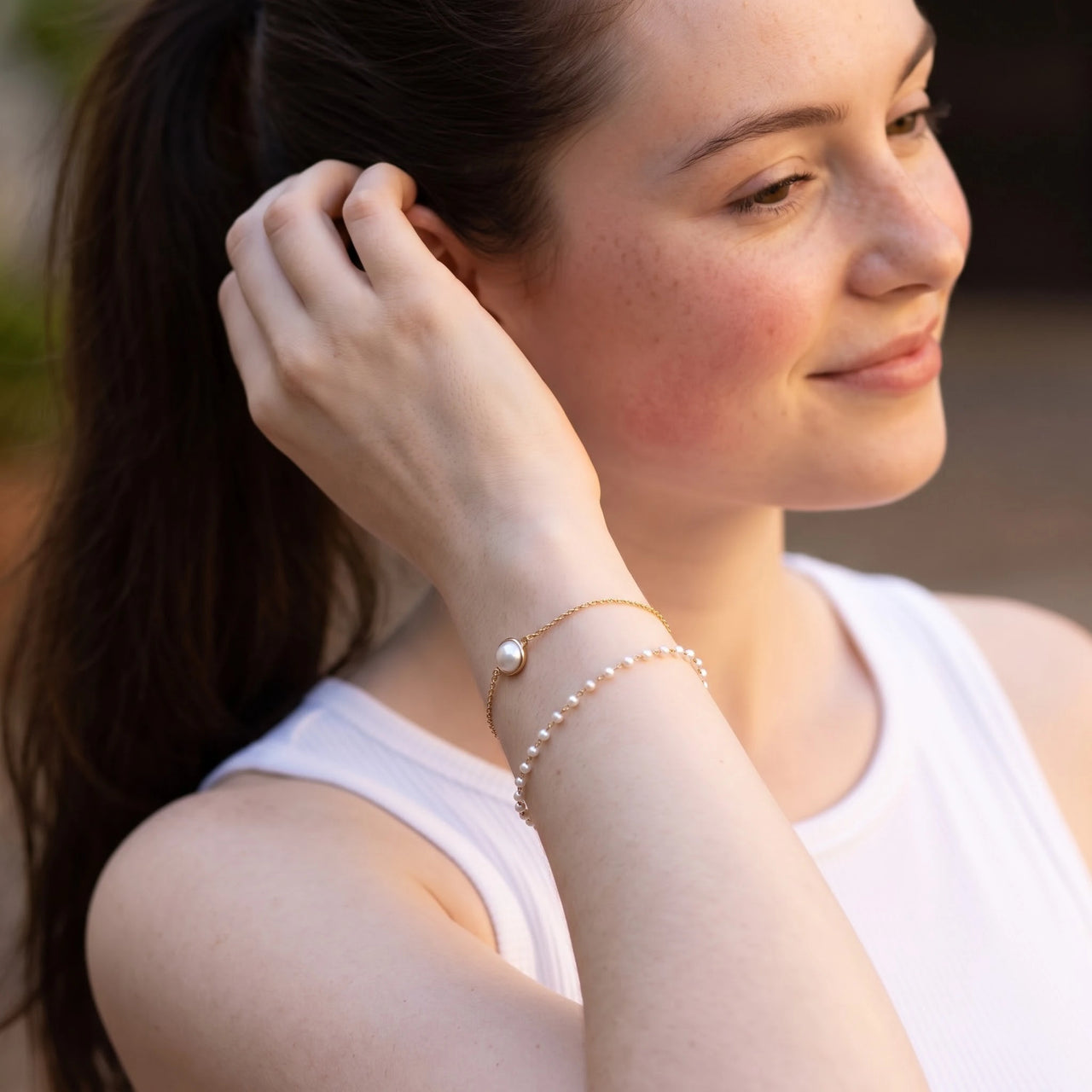 Bracelet perles — photo portée, geste du quotidien, or | SKU: l-epure