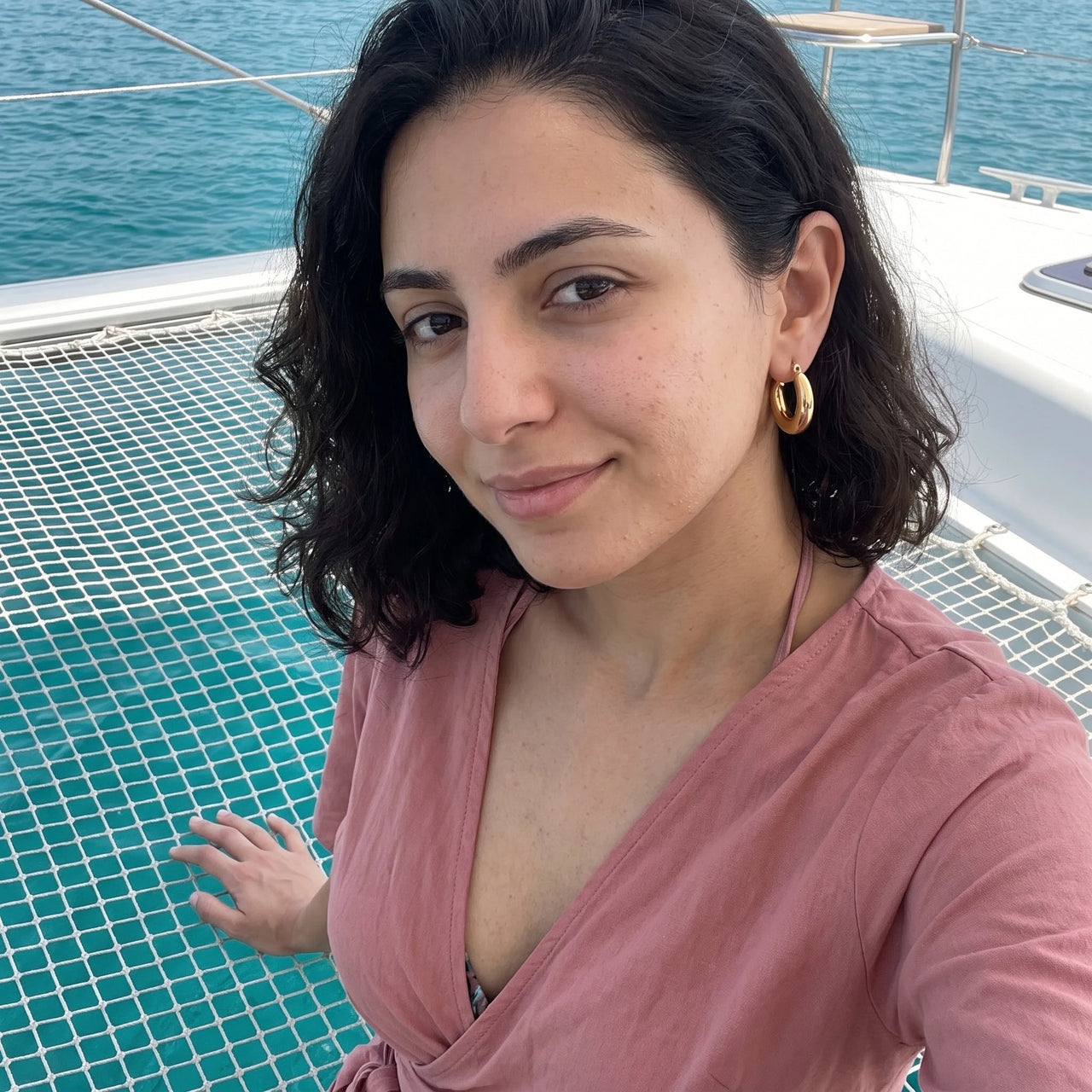 Boucles d'oreilles créoles — photo portée un jour de détente, or | SKU: lesbrillantes