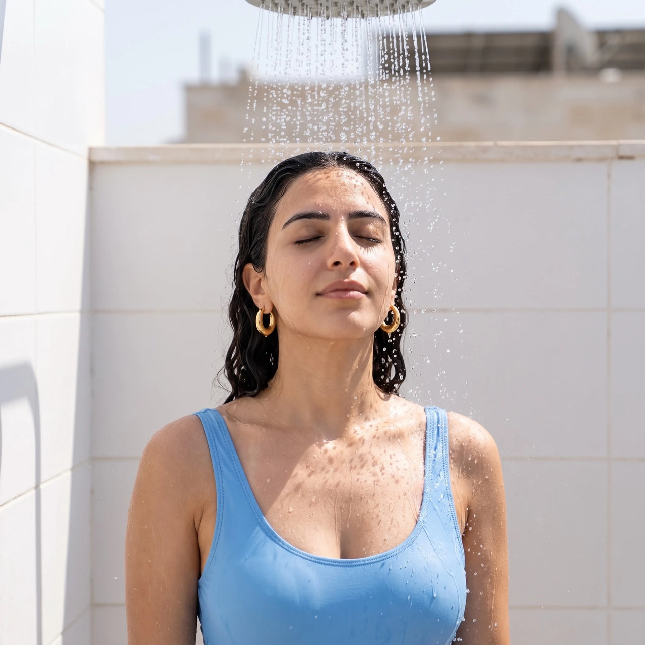 Créoles épaisses — photo portée sous la douche, waterproof, or | SKU: lesbrillantes