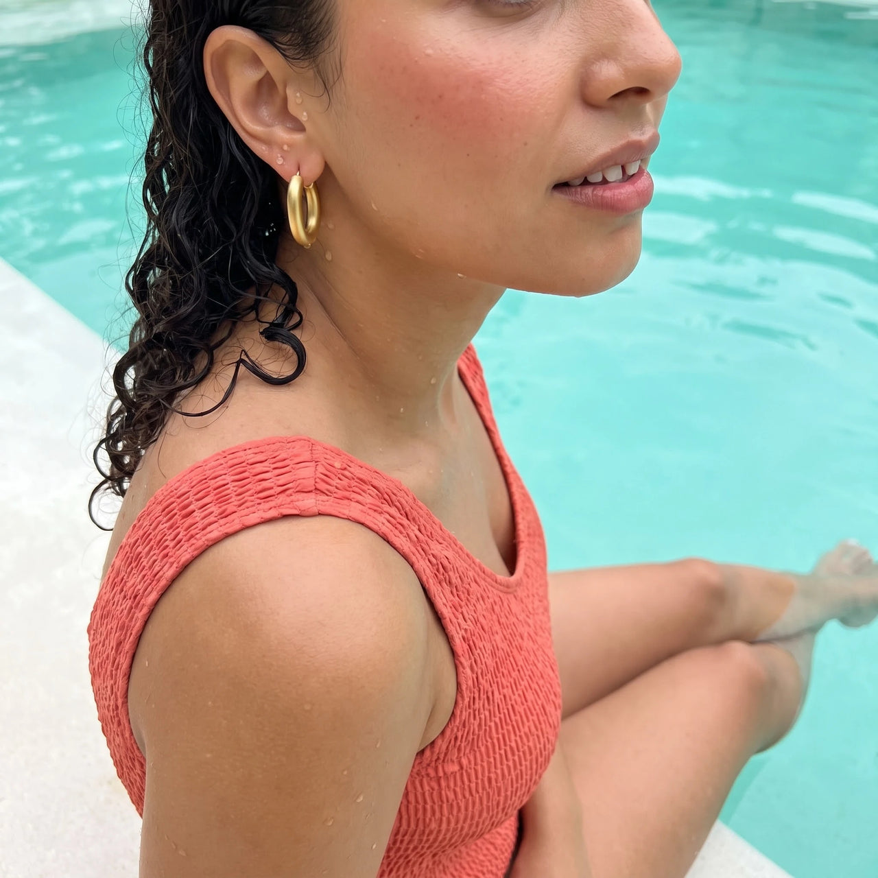 Créoles or — photo portée dans l'eau, waterproof, or | SKU: lesmates