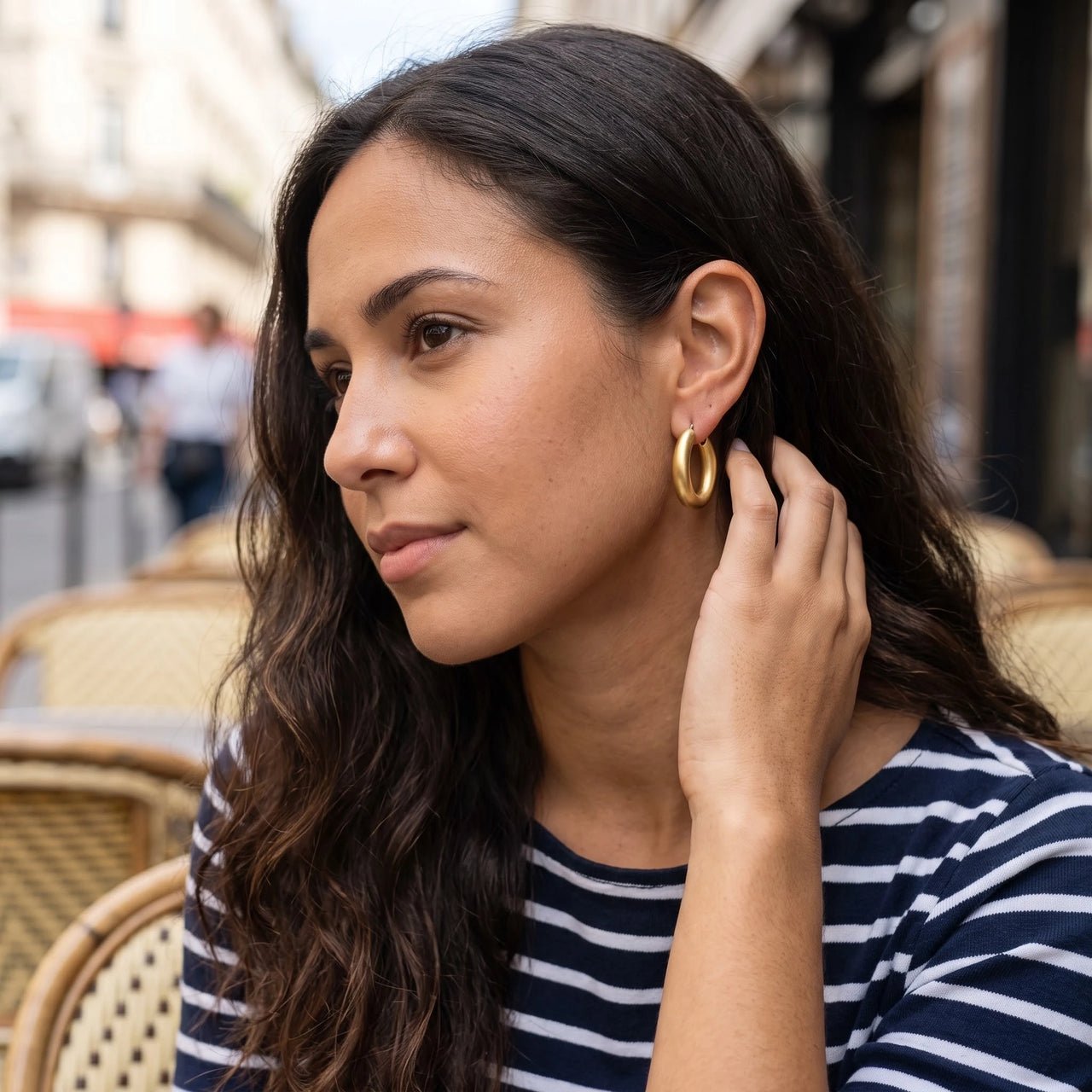 Boucles d'oreilles dorées — photo portée, geste du quotidien, or | SKU: lesmates
