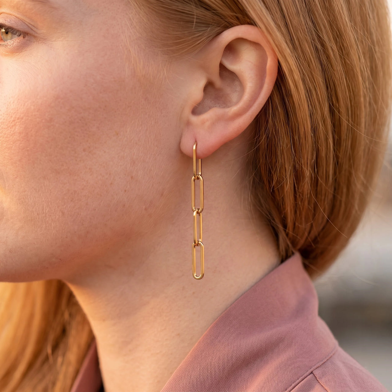 Boucles d'oreilles pendantes — gros plan sur les détails, or | SKU: lespendantes