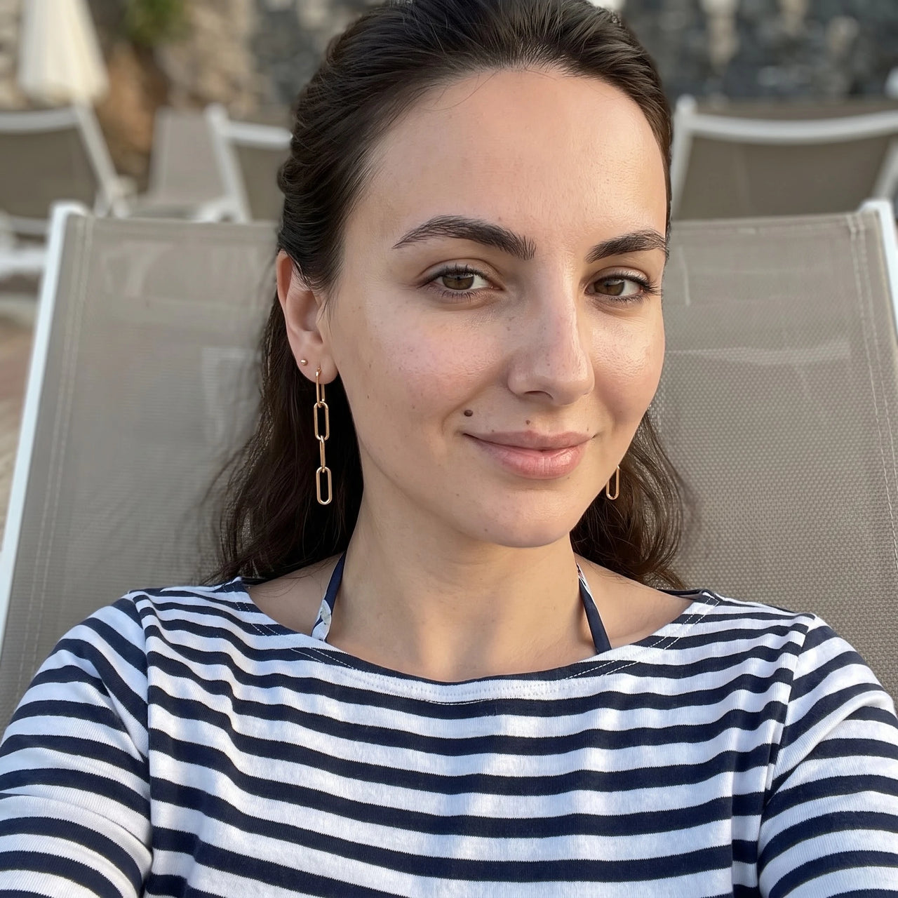 Boucles d'oreilles chaîne — photo portée un jour de détente, or | SKU: lespendantes