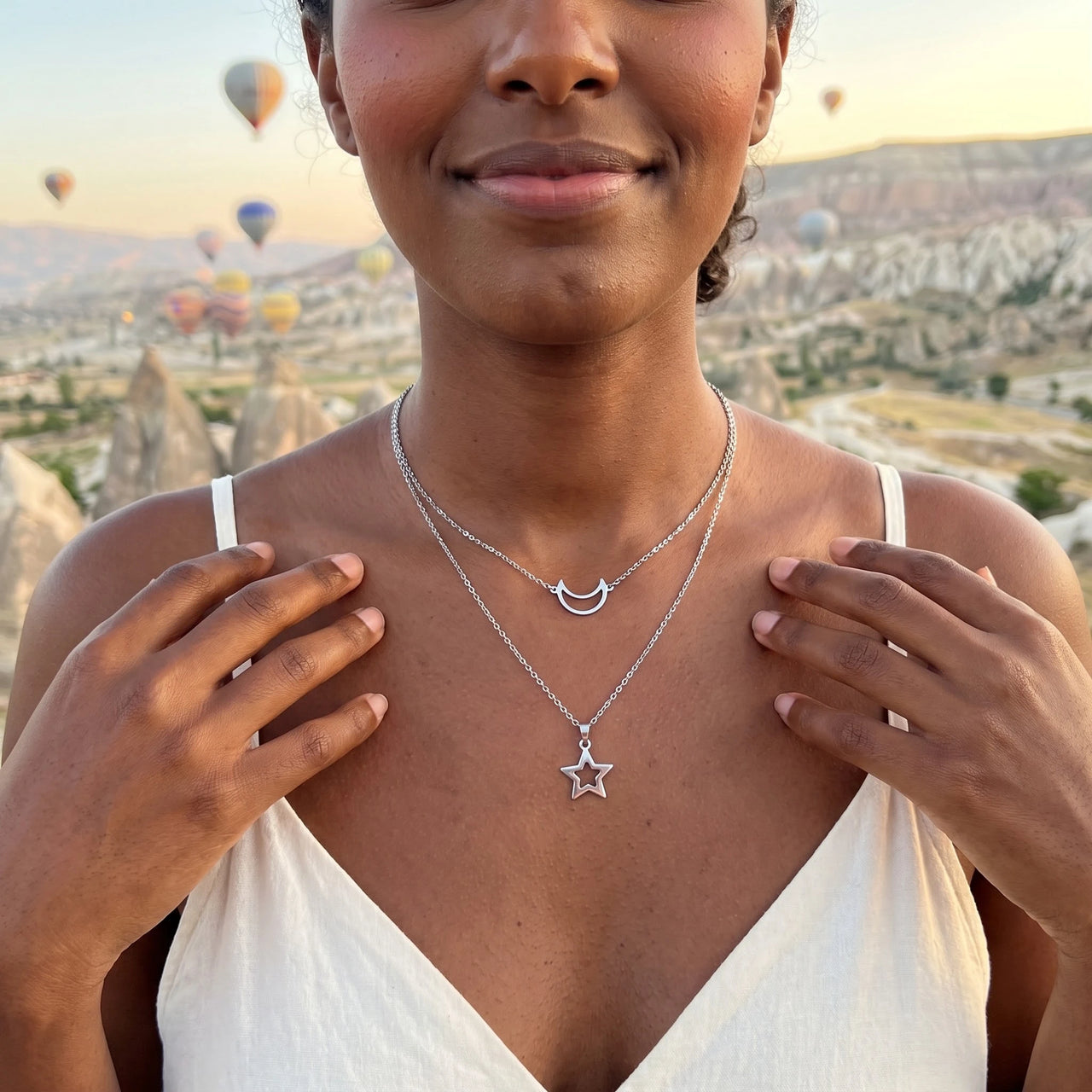 Collier lune — photo portée en escapade, argent | SKU: letoile-wg