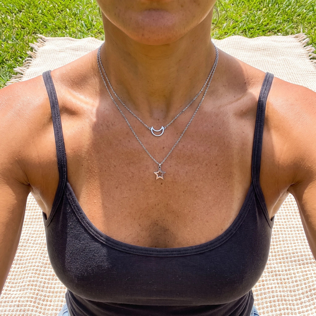Collier lune et étoile — photo portée, taille réelle, argent | SKU: letoile-wg