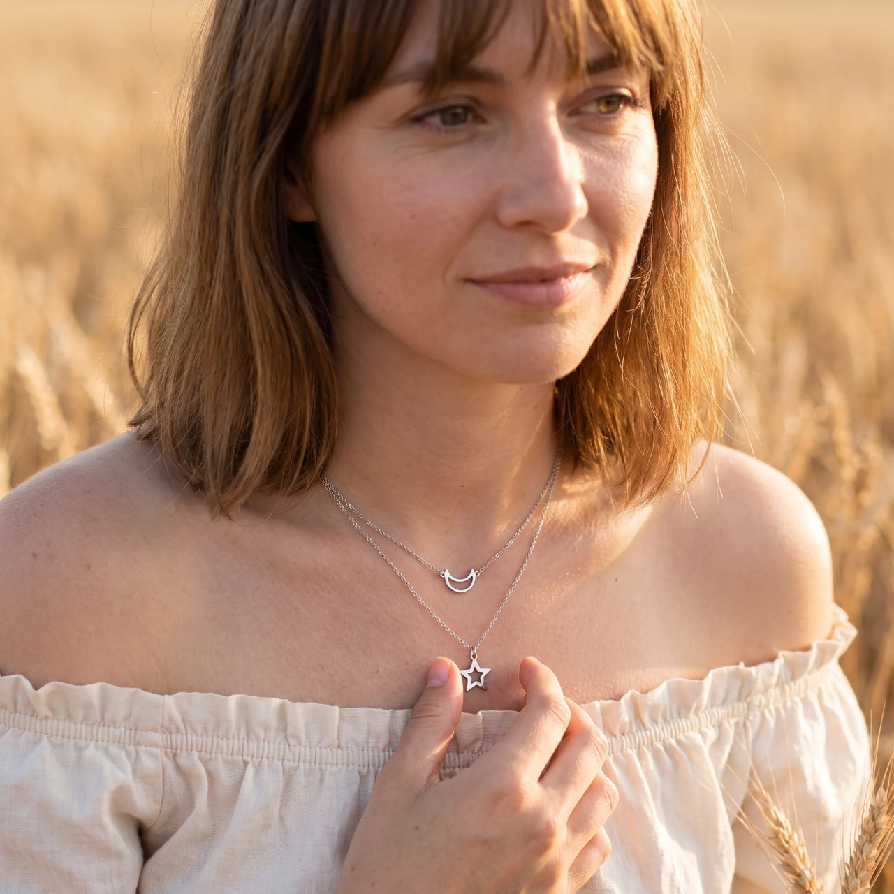 Collier argent femme — photo portée, geste du quotidien, argent | SKU: letoile-wg