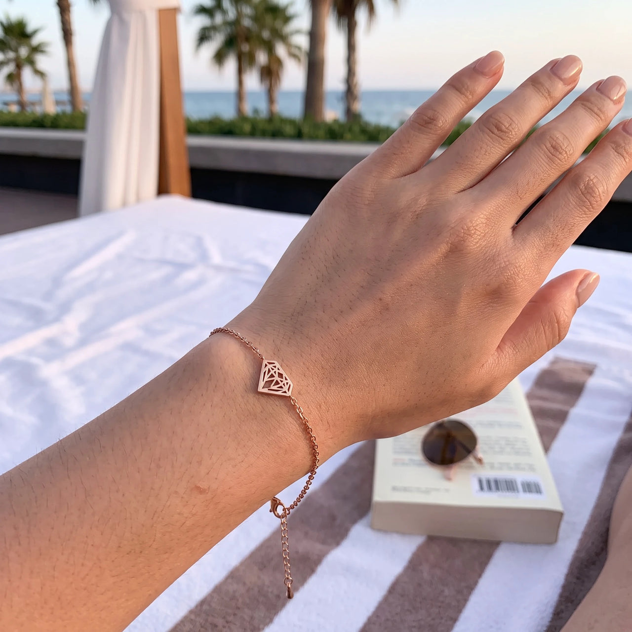 Bracelet minimaliste — photo portée, taille réelle, or rose | SKU: 11662607-rose-gold