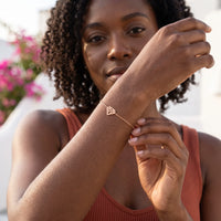 Thumbnail for Bracelet fin femme — photo portée, geste du quotidien, or rose | SKU: 11662607-rose-gold