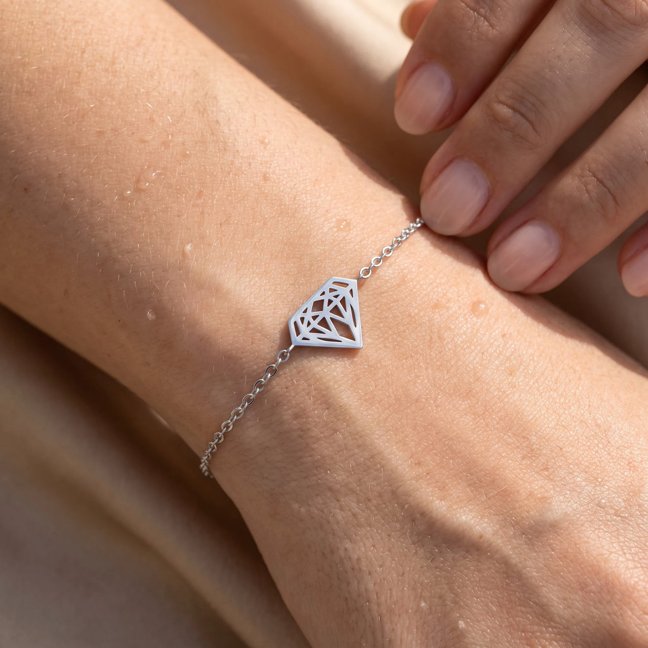 Bracelet fin femme — gros plan sur les détails, argent | SKU: 11662607-white-gold