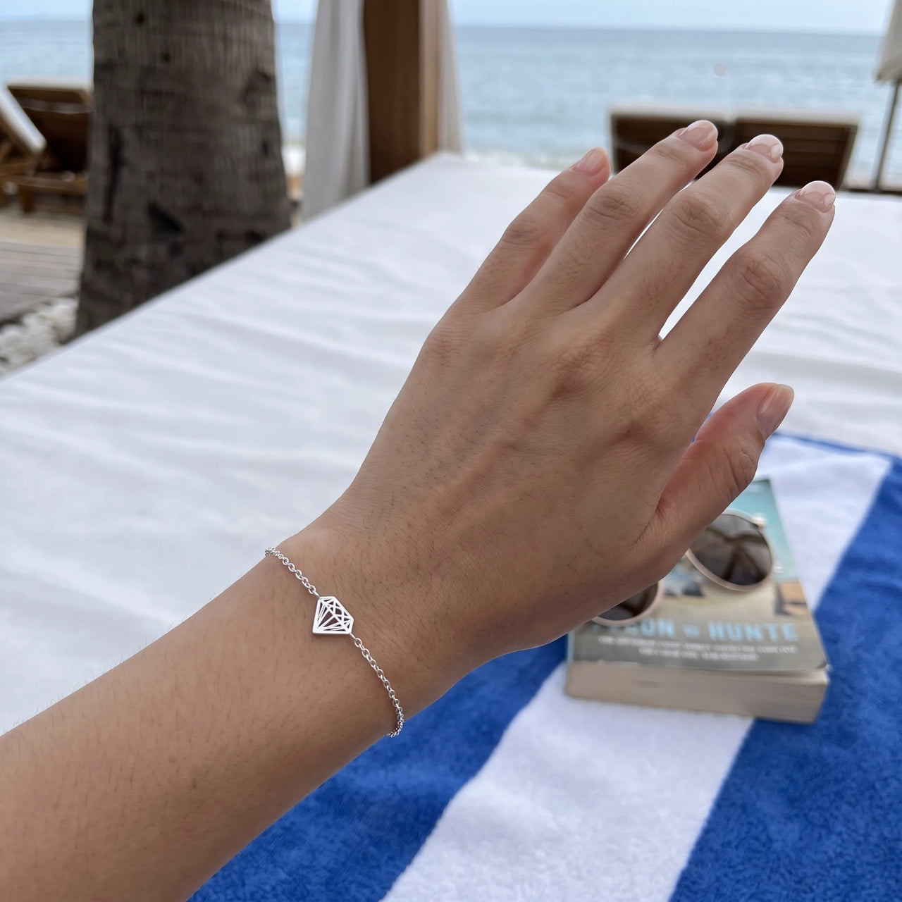Bracelet minimaliste — photo portée, taille réelle, argent | SKU: 11662607-white-gold