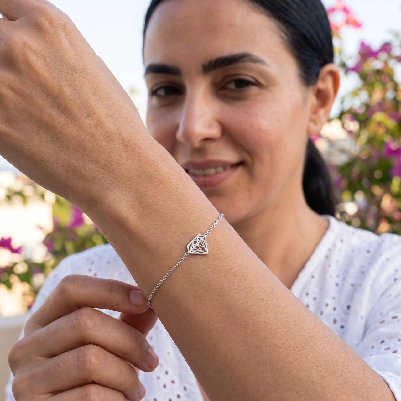 Bracelet acier inoxydable femme — photo portée, geste du quotidien, argent | SKU: 11662607-white-gold