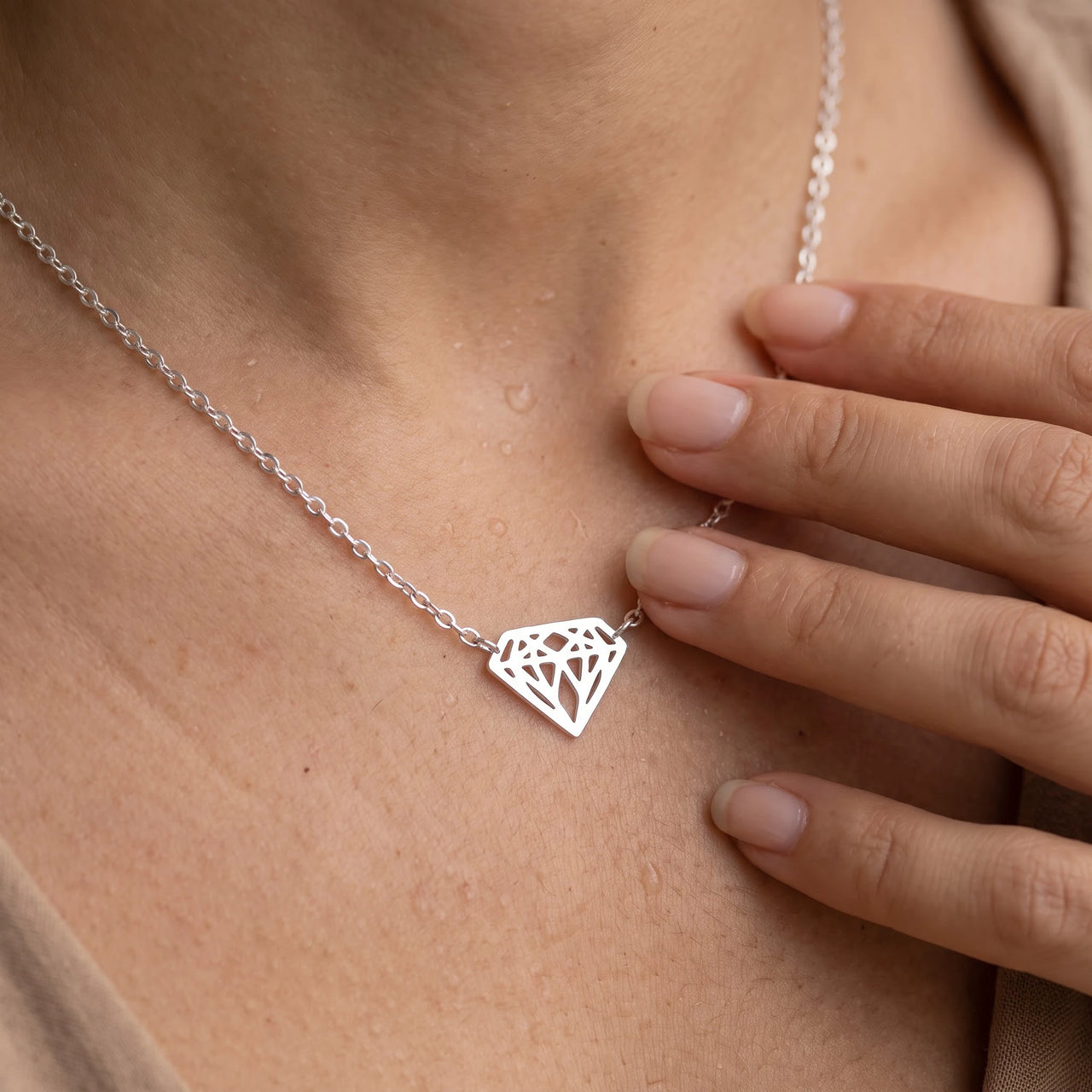 Collier fin femme — gros plan sur les détails, argent | SKU: 12791388-white-gold