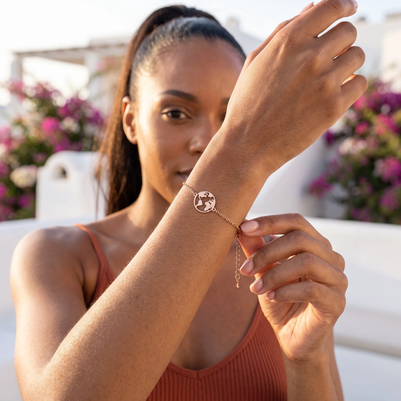 Bracelet terre — photo portée, geste du quotidien, or rose | SKU: 22665062-rose-gold