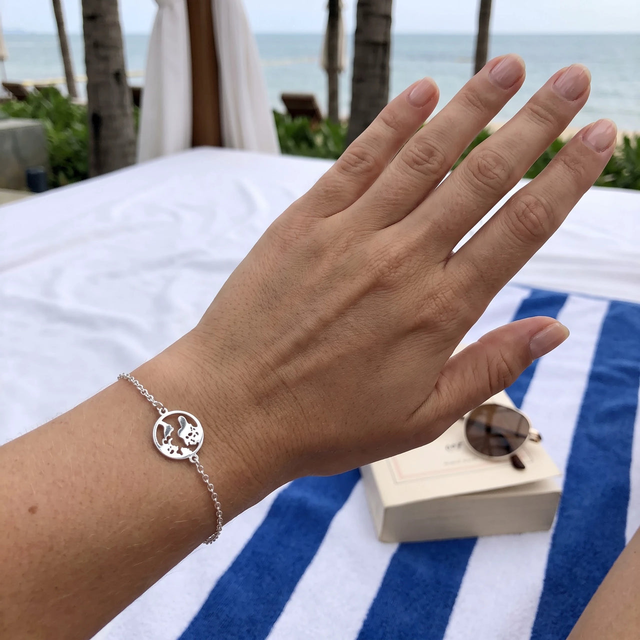 Bracelet terre — photo portée, taille réelle, argent | SKU: 22665062-white-gold