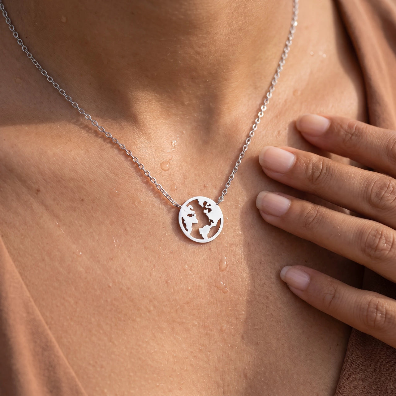 Collier terre — gros plan sur les détails, argent | SKU: 22173453-white-gold
