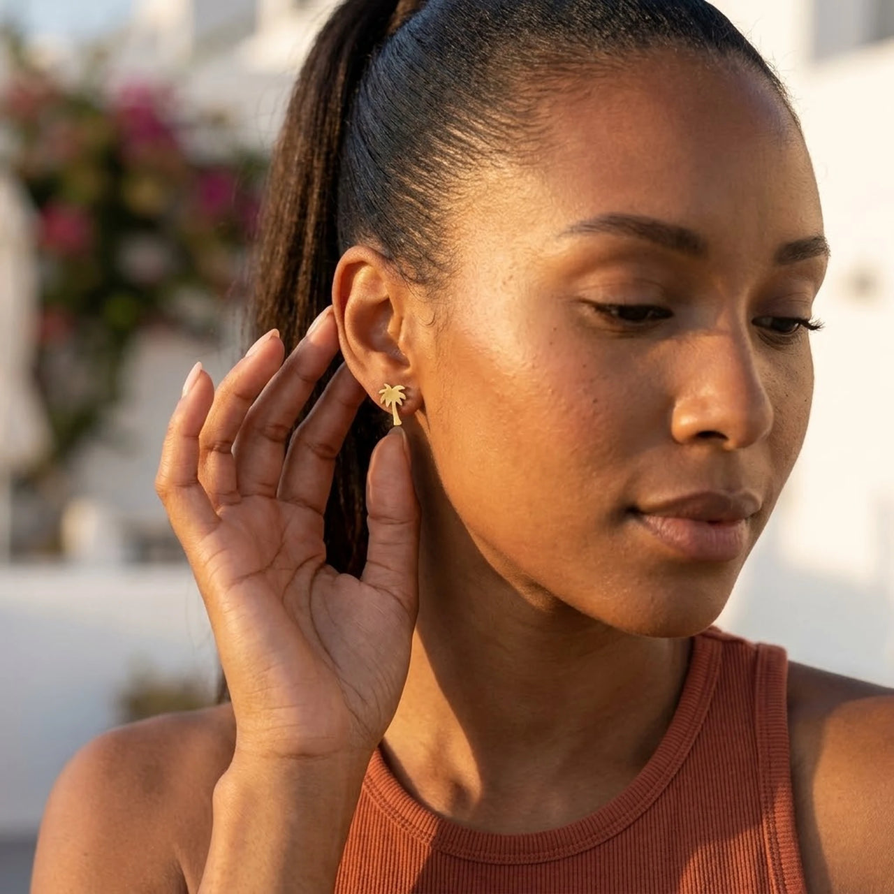 Puces d'oreilles — photo portée, geste du quotidien, or | SKU: 10287609-gold-color