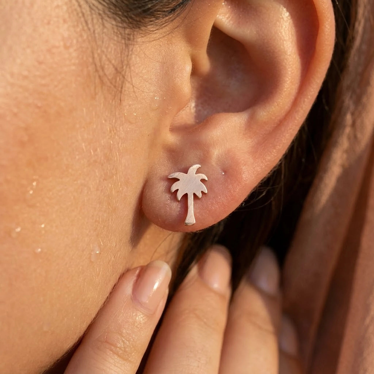 Puces d'oreilles — gros plan sur les détails, or rose | SKU: 10287609-rose-gold-color