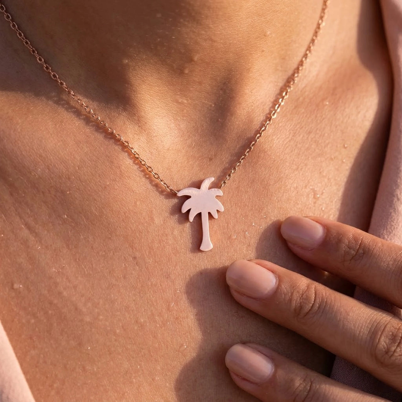Pendentif palmier — gros plan sur les détails, or rose | SKU: 8732822-rose-gold-color