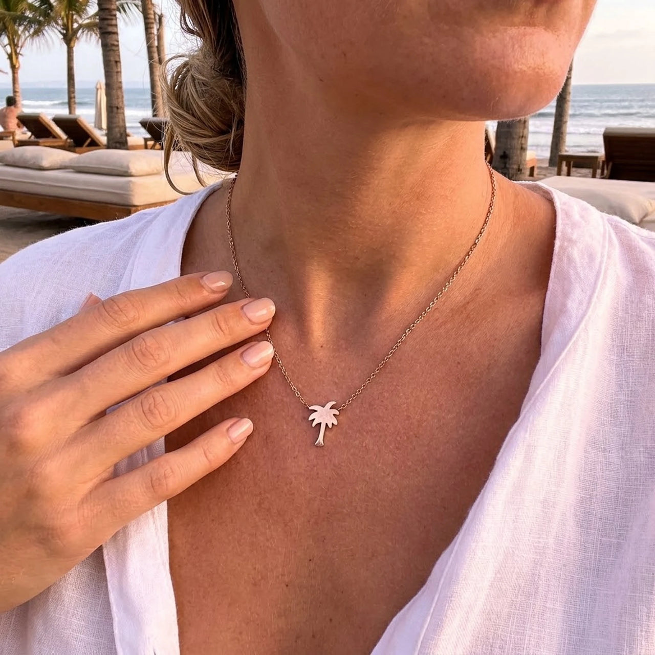 Collier palmier — photo portée, taille réelle, or rose | SKU: 8732822-rose-gold-color
