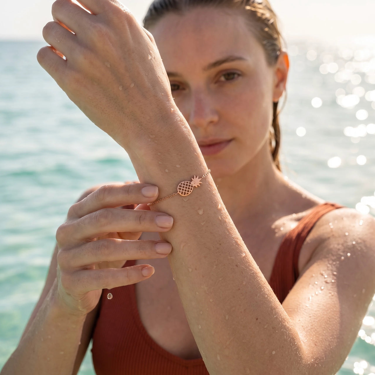 Bracelet fin femme — photo portée dans l'eau, waterproof, or rose | SKU: 9178613-rose-gold