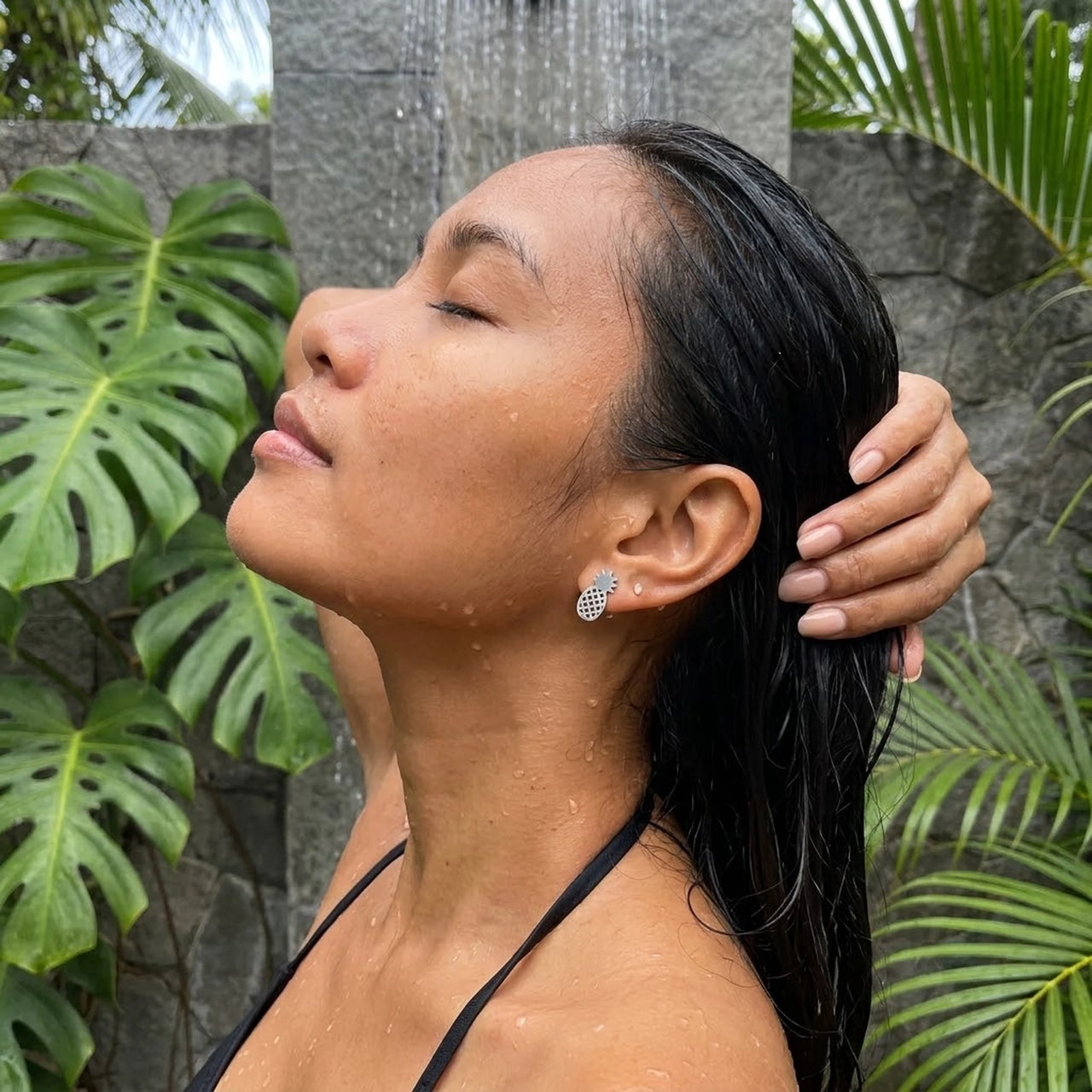 Boucles d'oreilles ananas — photo portée sous la douche, waterproof, argent | SKU: 437186-silver-plated