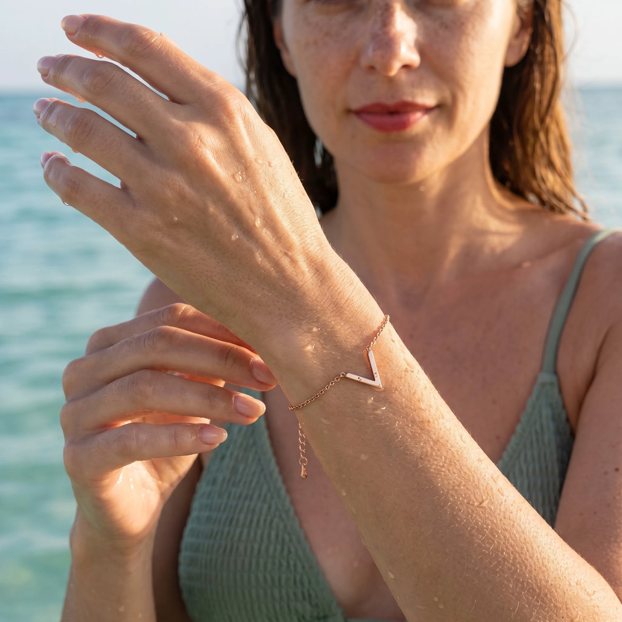 Bracelet chevron — photo portée dans l'eau, waterproof, or rose | SKU: 9443177-rose-gold
