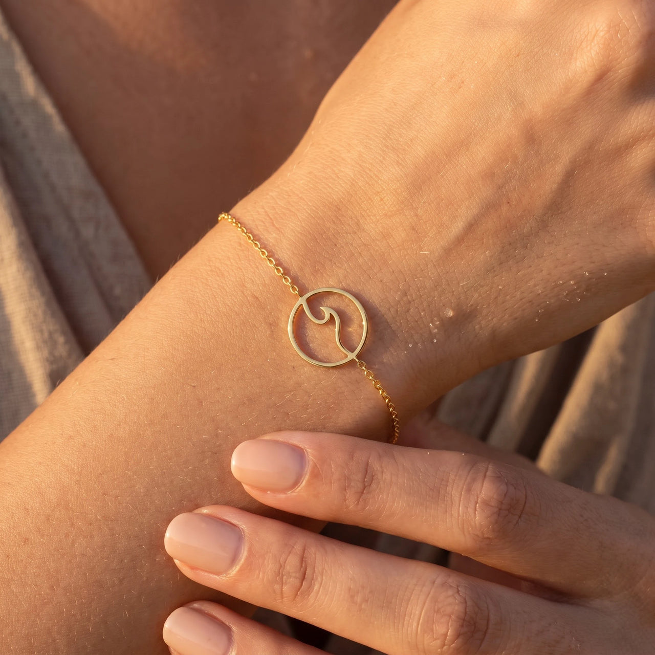 Bracelet vague — gros plan sur les détails, or | SKU: 17429078-gold