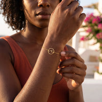 Thumbnail for Bracelet vague — photo portée, geste du quotidien, or | SKU: 17429078-gold