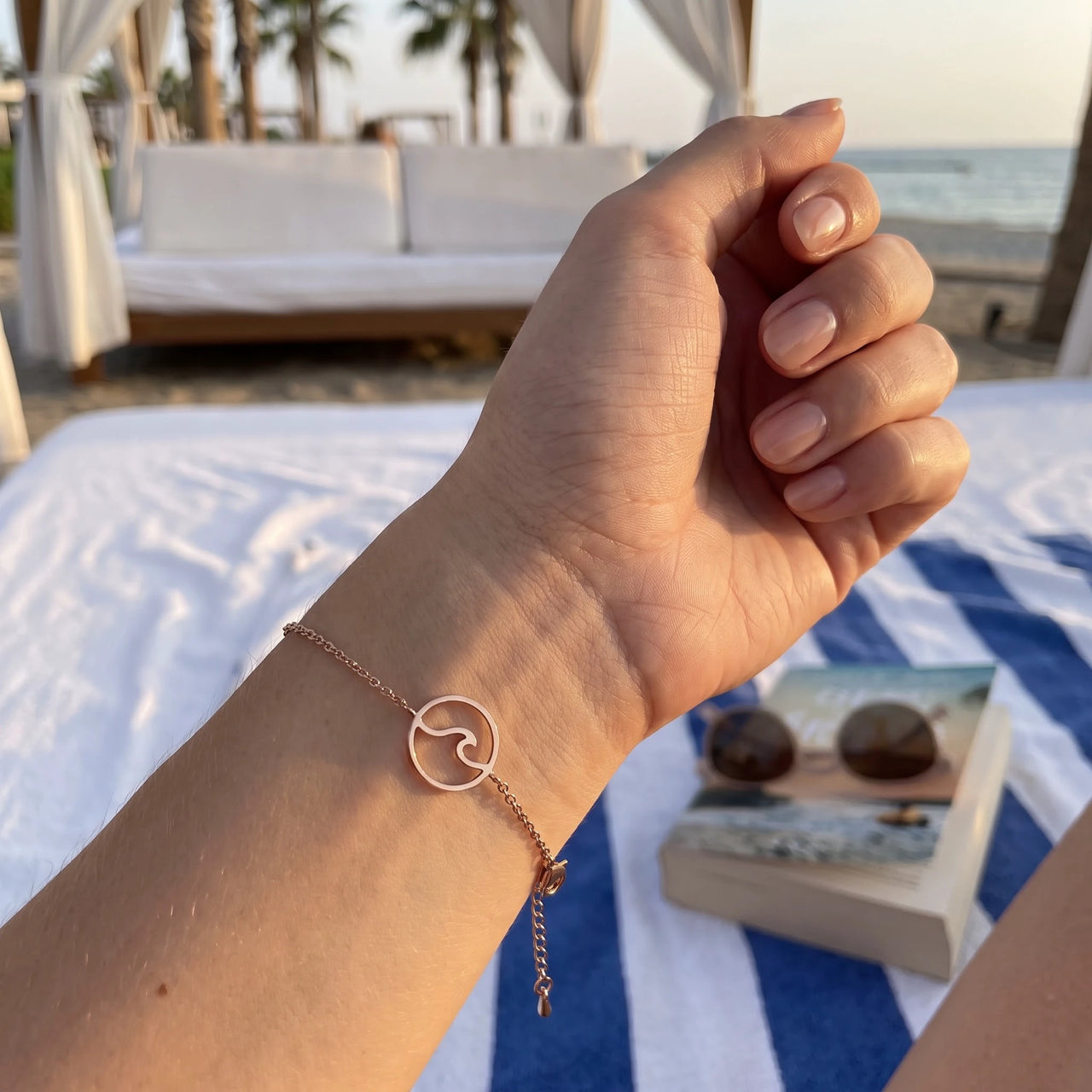 Bracelet fin femme — photo portée, taille réelle, or rose | SKU: 17429078-rose-gold
