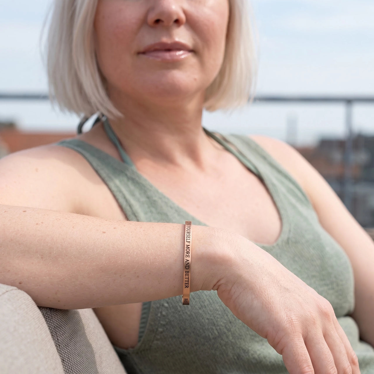 Bracelet jonc femme — photo portée un jour de détente, or rose | SKU: lymab-rg