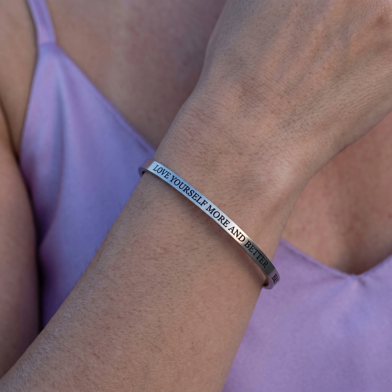 Bracelet jonc femme — gros plan sur les détails, argent | SKU: lymab-wg