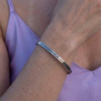 Thumbnail for Bracelet jonc femme — gros plan sur les détails, argent | SKU: lymab-wg