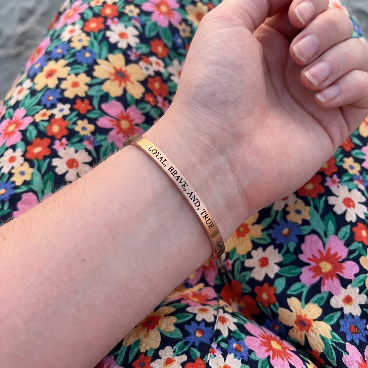 Bracelet message — photo portée, taille réelle, or rose | SKU: lbat-rg