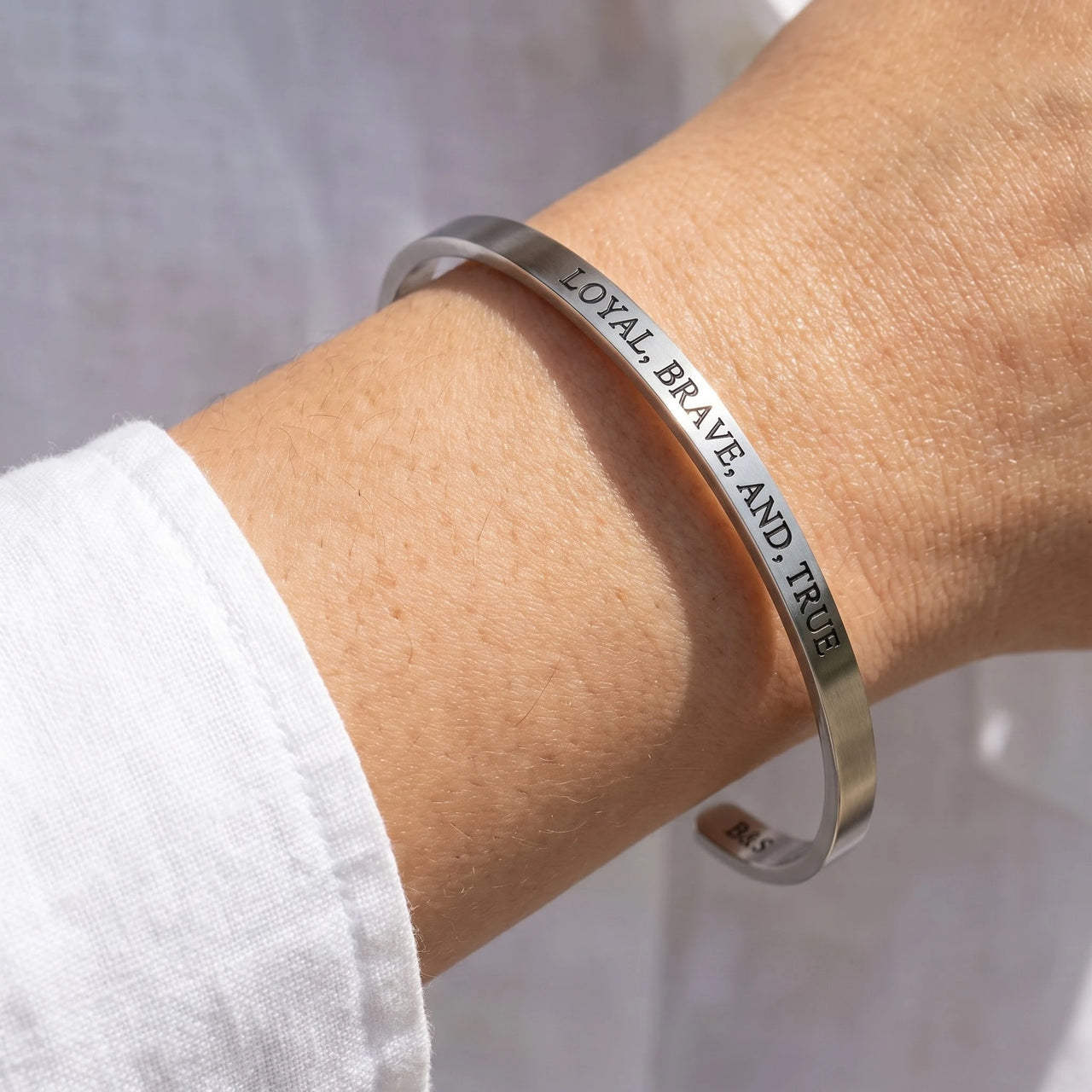 Bracelet gravé — gros plan sur les détails, argent | SKU: lbat-wg