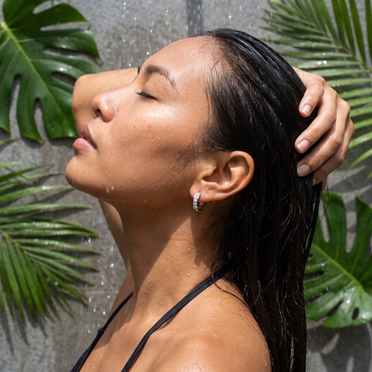 Petites créoles argent — photo portée sous la douche, waterproof, argent | SKU: 22023999-rhodium