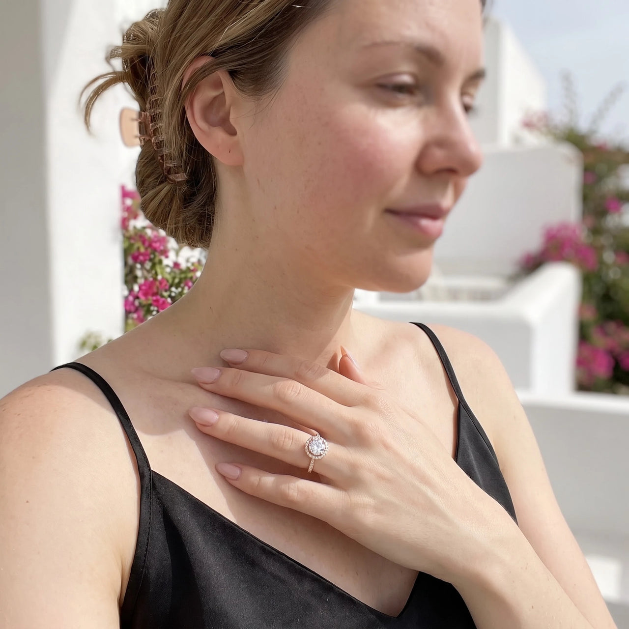 Bague zircon — photo portée, geste du quotidien, or rose | SKU: 101791-4.5-rose-gold