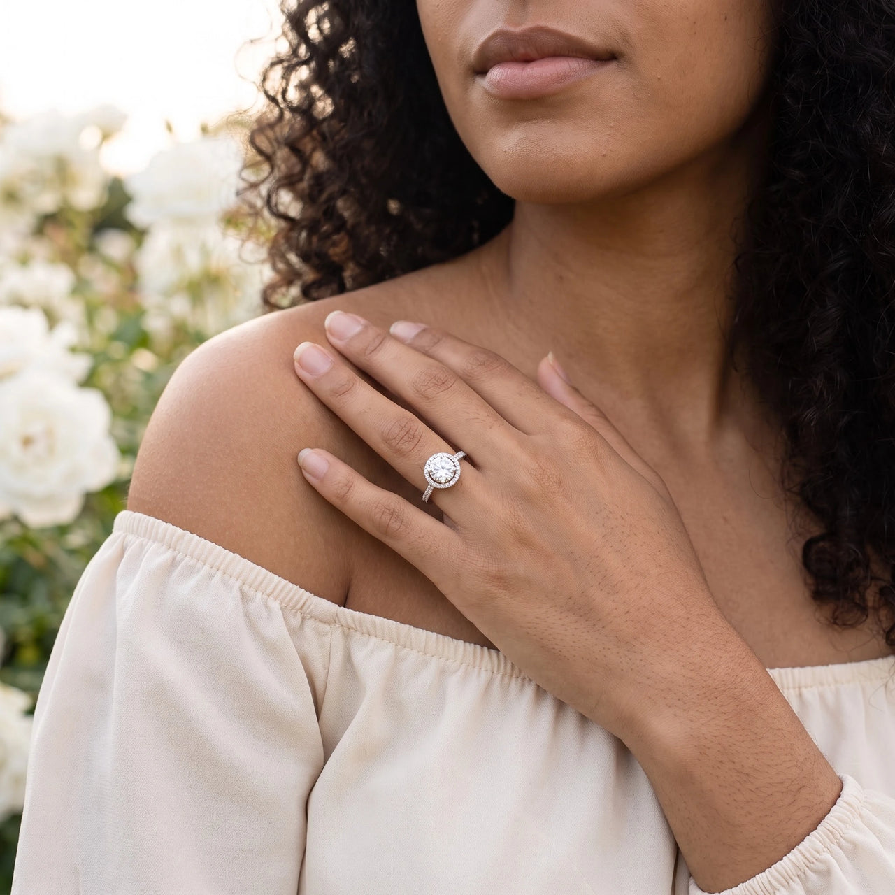 Bague de fiançailles — photo portée, geste du quotidien, argent | SKU: 101791-4.5-silver