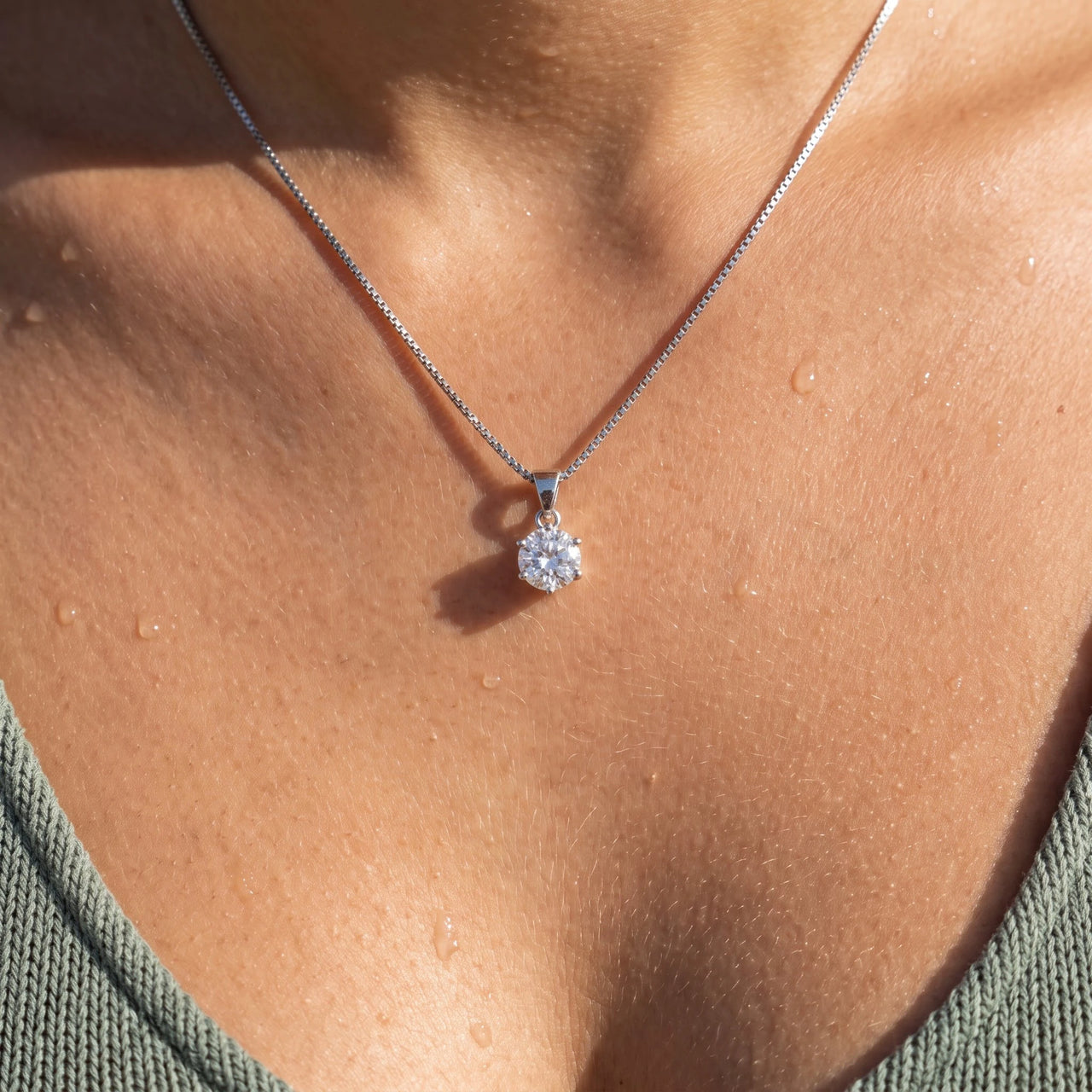 Pendentif solitaire — gros plan sur les détails, argent | SKU: 505665