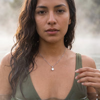Thumbnail for Collier solitaire — photo portée dans l'eau, waterproof, argent | SKU: 505665