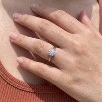Thumbnail for Bague de fiançailles — gros plan sur les détails, argent | SKU: 33759698-4.5-silver