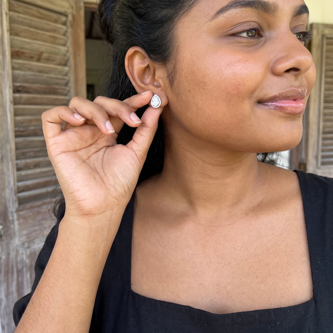 Boucles d'oreilles zircon — photo portée, geste du quotidien, argent | SKU: 505174