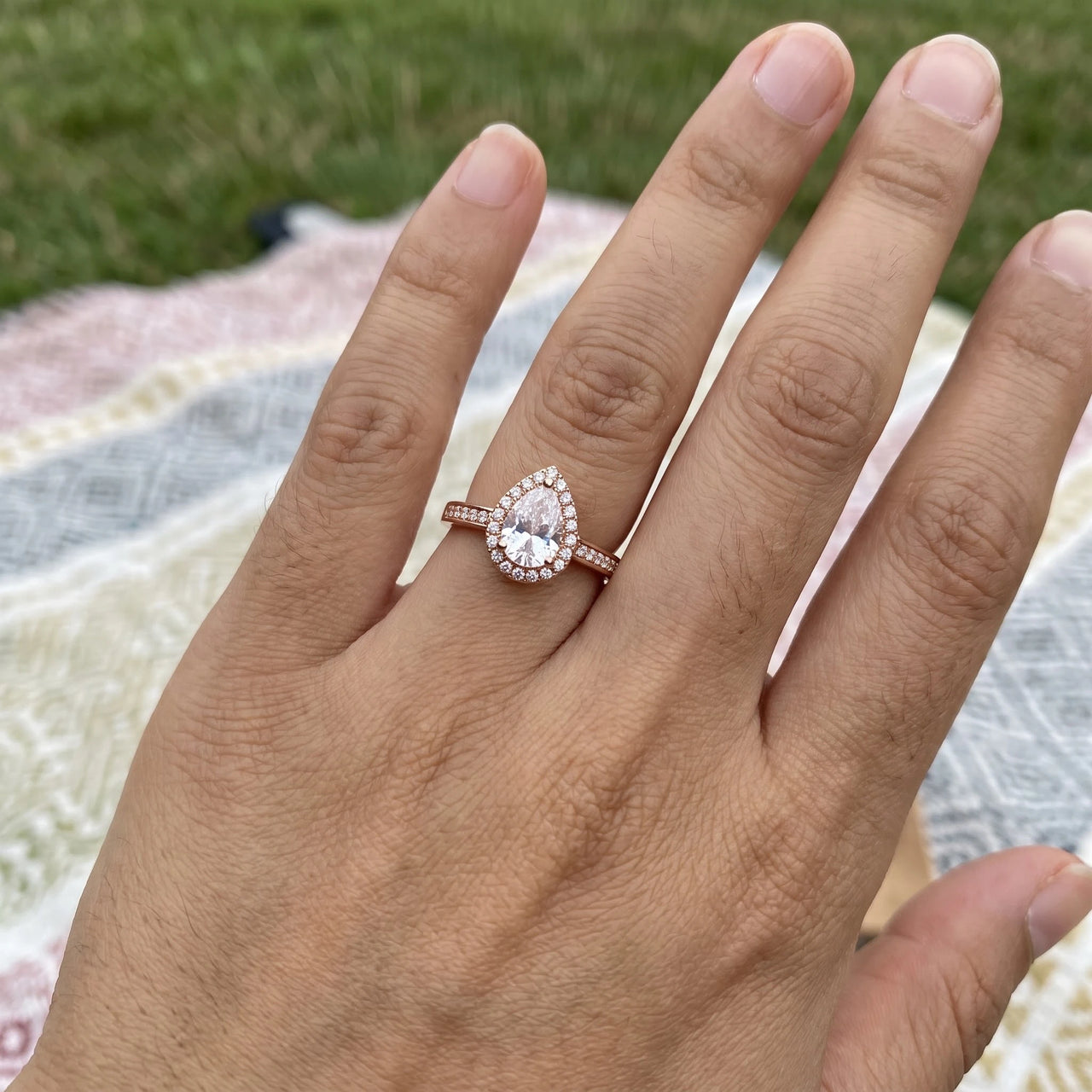 Bague halo — photo portée, taille réelle, or rose | SKU: 505162-4.5-rose-gold